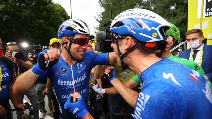 S Markem Cavendishem (vlevo) cloumaly po dojetí čtvrté etapy Tour obrovské emoce.