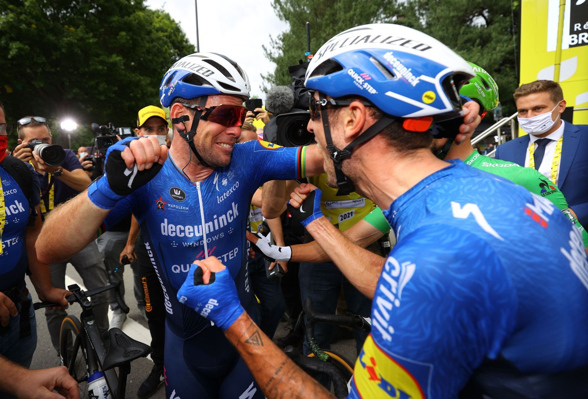 4. etapa Tour de France 2021: Mark Cavendish (vlevo) se raduje s týmovým kolegou