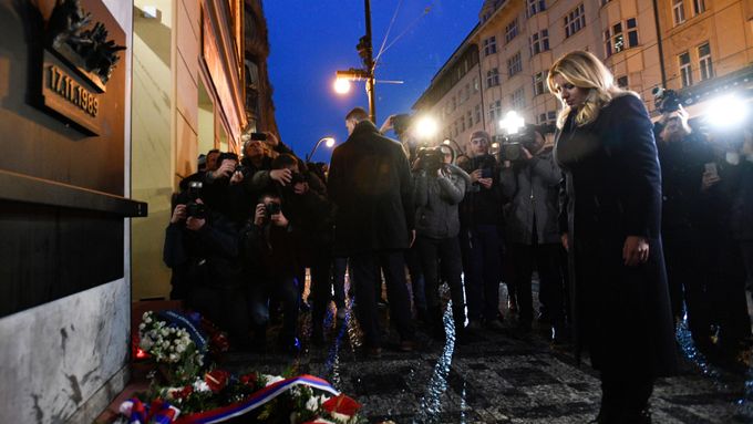 Slovenská prezidentka Zuzana Čaputová položila věnec k památníku 17. listopadu na Národní třídě v Praze.