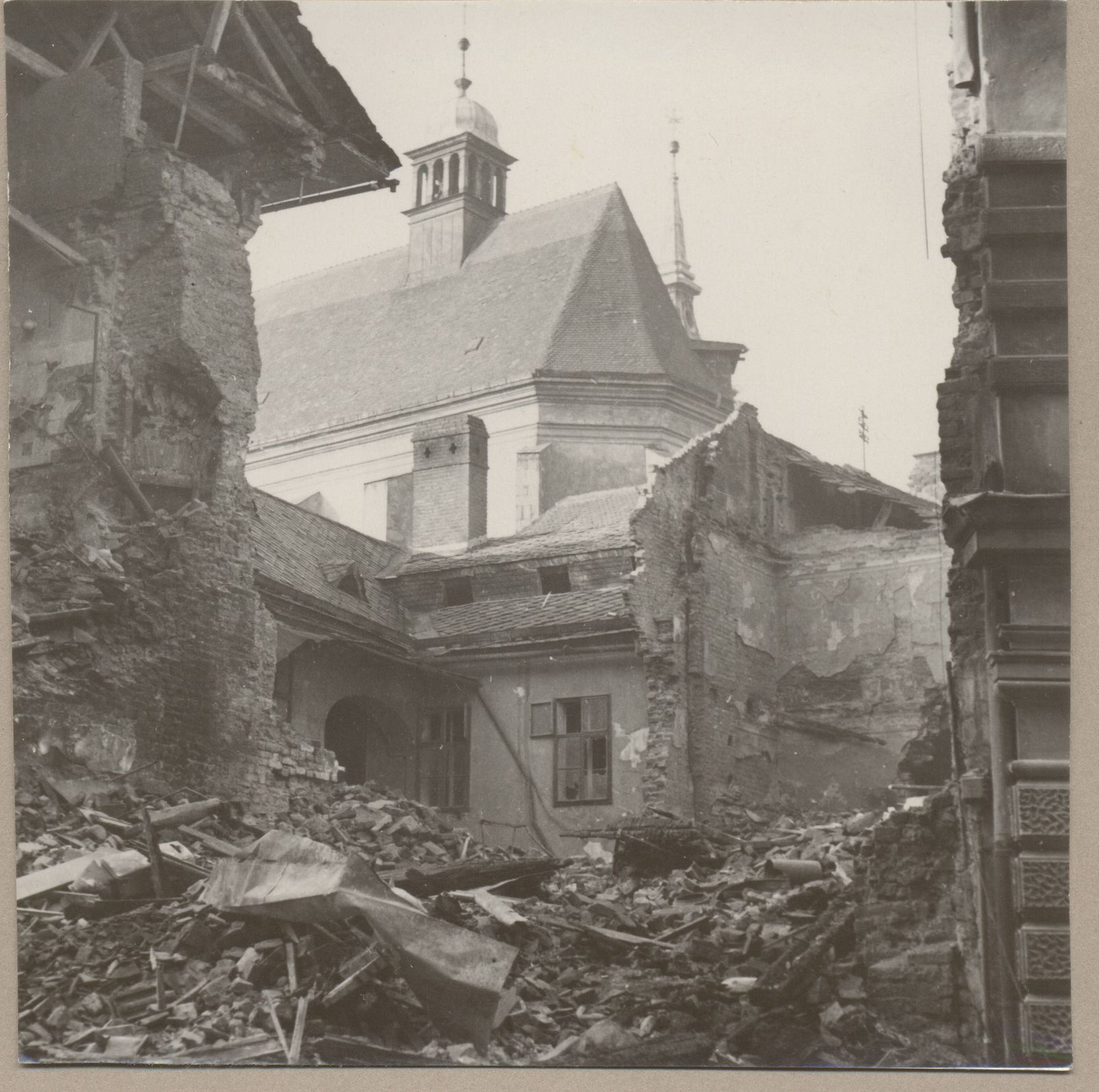 Výstava: Letecká válka - cíl Brno (dobové fotky bombardovaného Brna)