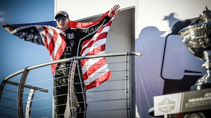 Josef Newgarden slaví titul šampiona IndyCar.
