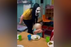 Video: Učitelky s maskou děsily děti, pláč je nezastavil. Policie ženy obvinila