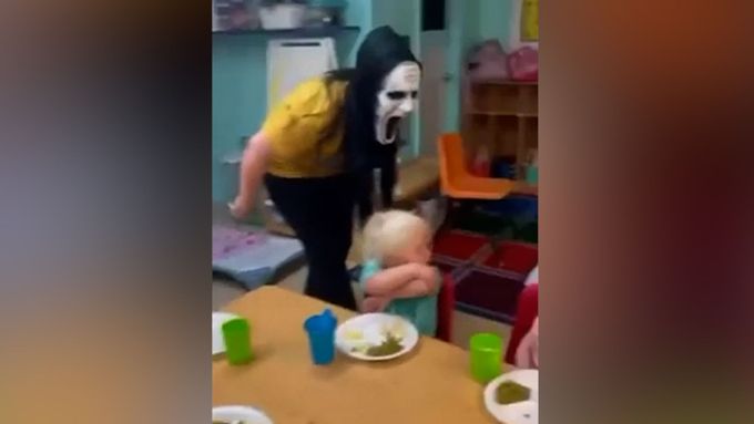 Vychovatelka s nasazenou strašidelnou maskou nabádala děti, aby se chovaly slušně.