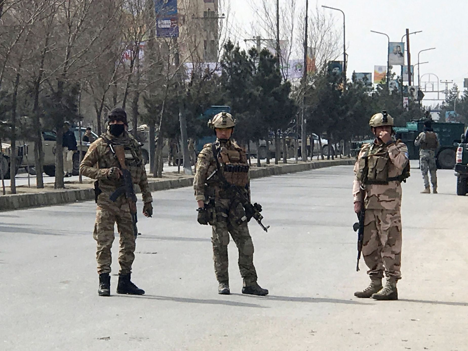 Afghánští vojáci nedaleko místa útoku v Kábulu.