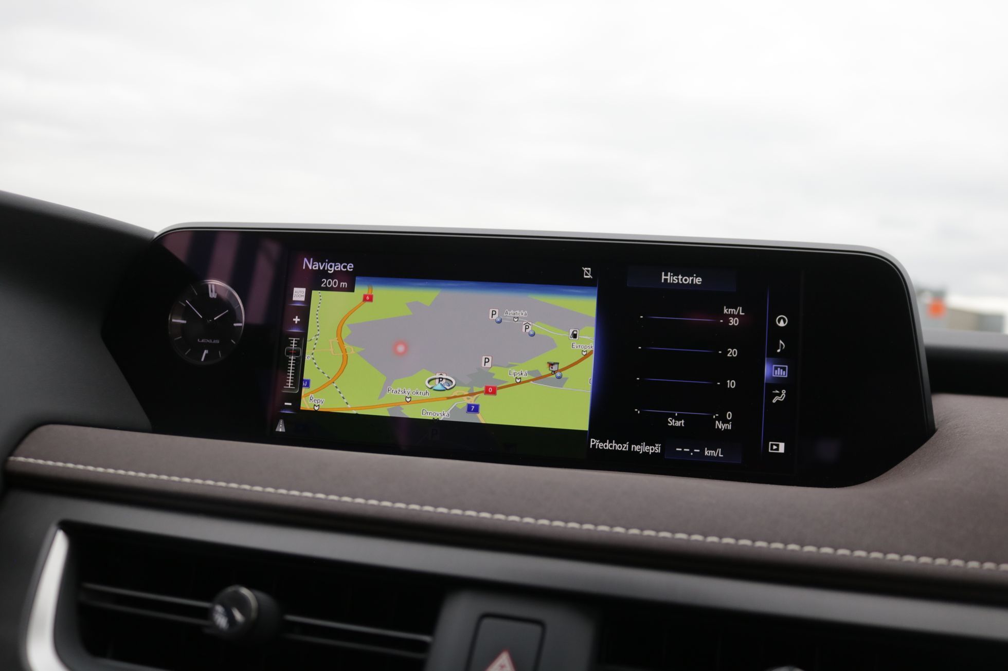 Lexus UX300e elektromobil