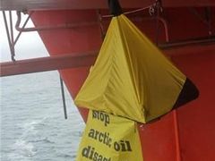 Aktivisté Greenpeace vrtné plavidlo společnosti Cairn krátce obsadili počátkem září