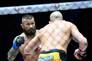 Slovák Attila Végh (vpravo) se stal vítězem souboje s Karlosem Vémolou (vlevo) o nejlepšího česko-slovenského bojovníka MMA scény