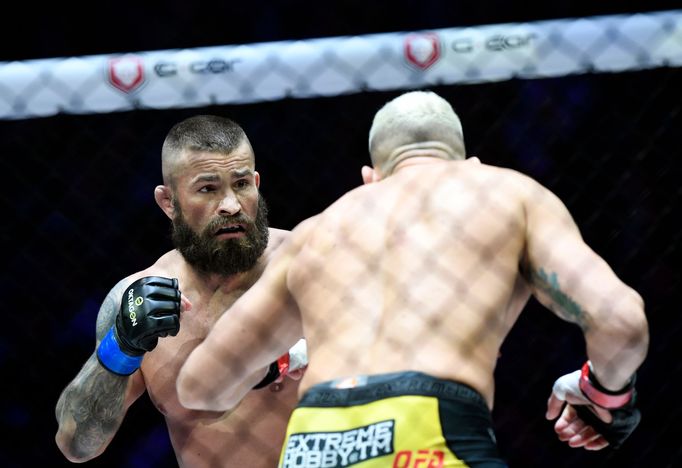 Slovák Attila Végh (vpravo) se stal vítězem souboje s Karlosem Vémolou (vlevo) o nejlepšího česko-slovenského bojovníka MMA scény