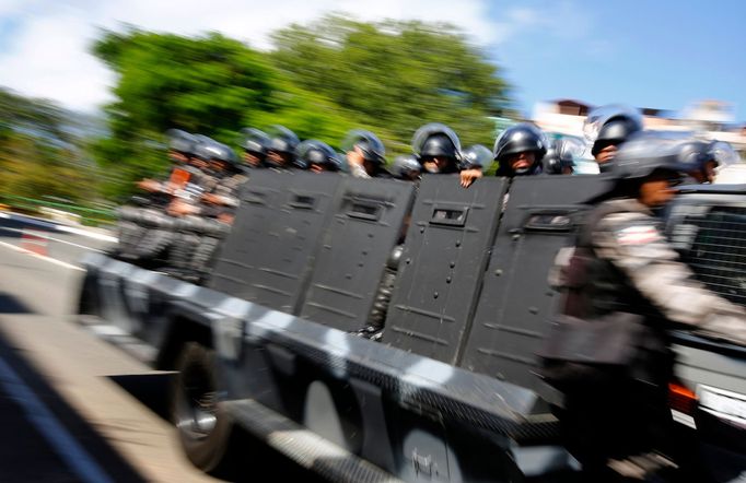 Manévry před zápasem Brazílie - Itálie na Poháru FIFA (Salvador)