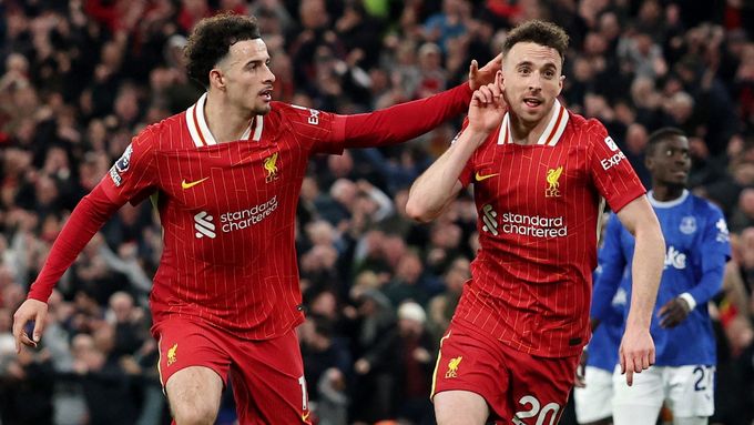 Curtis Jones a Diogo Jota (Liverpool)