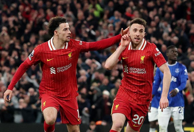 Curtis Jones a Diogo Jota (Liverpool)