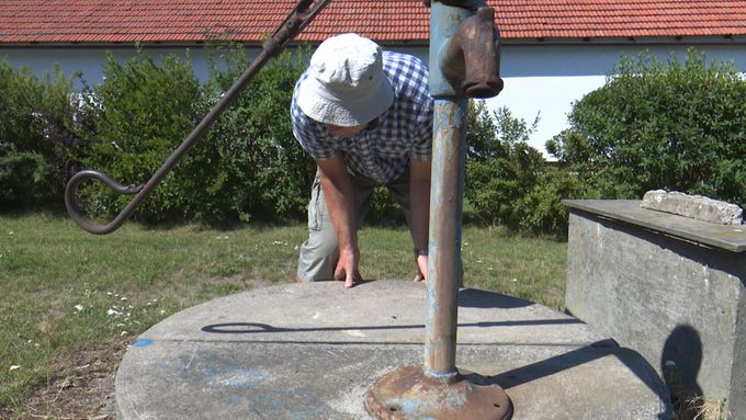 Studny vysychají, z kohoutku neteče voda. V obci Přišimasy na Kolínsku letos skoro nepršelo