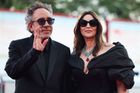 Na červeném koberci nechyběli režisér Tim Burton a herečka Monica Bellucci.