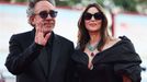 Na snímku z premiéry filmu Beetlejuice Beetlejuice na benátském festivalu jsou režisér Tim Burton a herečka Monica Bellucci.