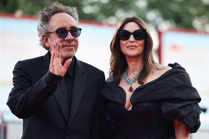 Režisér Tim Burton a herečka Monica Bellucci.