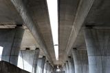 Čtyřicet párů mohutných pilířů ponese úsek 514 silničního okruhu kolem Prahy. Na stavbu padlo přes čtvrt milionu tun betonu, což znamená...