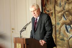 Zeman: Profesorům dekrety podepíšu, ale nepředám