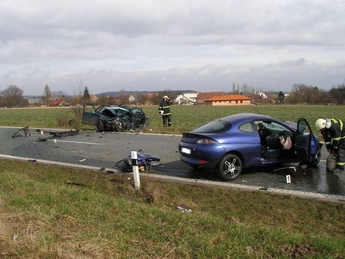 Čelní srážka aut na Náchodsku