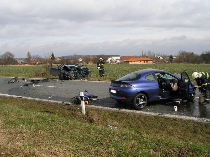 Čelní srážka aut na Náchodsku
