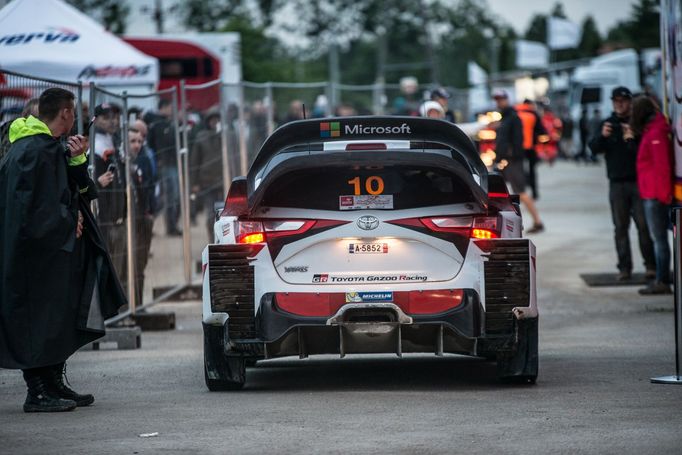 … a včas dovézt „World Rally Car“ do Parc Fermé.