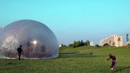 V parku na pražském Jižním městě se u příležitosti festivalu Street For Art nafoukla bublina.