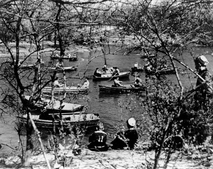 Lidé plující na loďkách v jednom z jezírek v Central Parku. Snímek z roku 1946