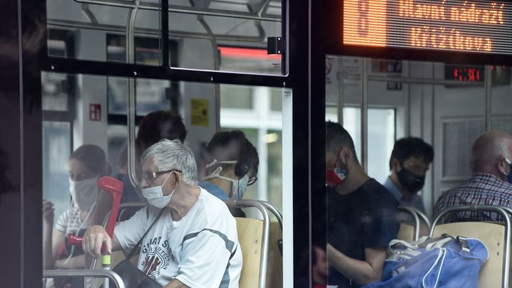 Do vlaku a na poštu se zakrytými ústy, do restaurace nikoli. Návrat roušek přehledně
