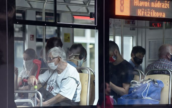 V Moravskoslezském kraji musí lidé po zpřísnění opatření znovu nosit v městské dopravě roušky.