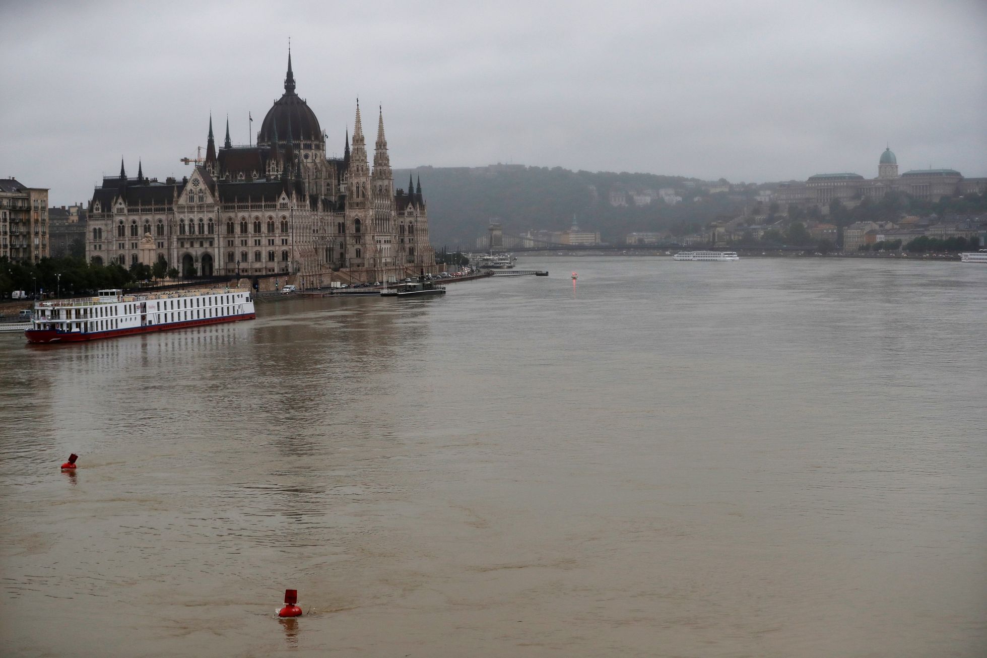 Hladina Dunaje po prudkém dešti stoupla.