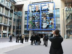 Návštěvníci budovy Justus Lipsius v Bruselu, kde sídlí Rada EU, si fotí Entropu Davida Černého.