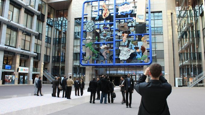 Návštěvníci budovy Justus Lipsius v Bruselu, kde sídlí Rada EU, si fotí Entropu Davida Černého.