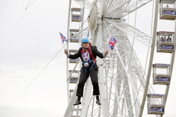 Boris Johnson s vlaječkami.