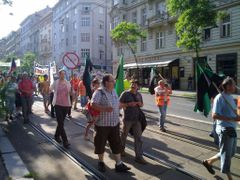 Blokáda tramvají v Ječné.