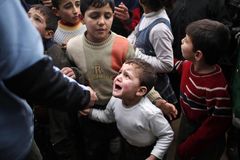 Znásilňování a bití. OSN popsala trýznění malých Syřanů