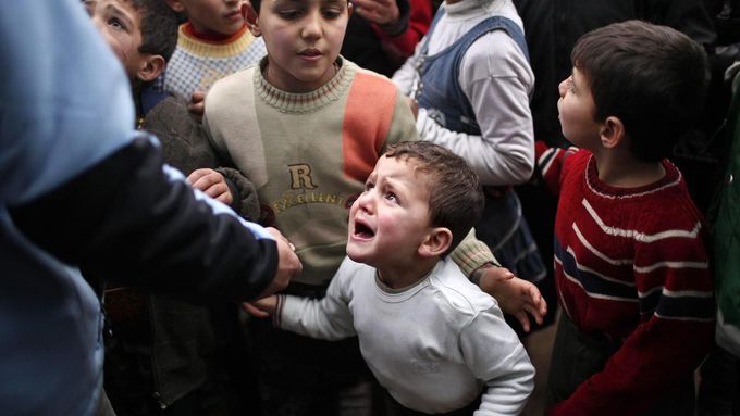Dětský pláč ve frontě na humanitární pomoc v uprchlickém táboře v Sýrii nedaleko tureckých hranic. Snímek z 22. prosince 2012.