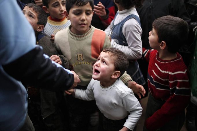 Dětský pláč ve frontě na humanitární pomoc v uprchlickém táboře v Sýrii nedaleko tureckých hranic. Snímek z 22. prosince 2012.