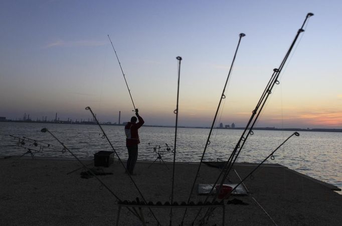 Jordi Salla Serra of Spain casts during the 14th Carpfishing World Championship in Corbu village, 310 km (192 miles) east of Bucharest, September 28, 2012. REUTERS/Radu Sigheti (ROMANIA - Tags: SOCIETY SPORT) Published: Zář. 28, 2012, 9:09 odp.