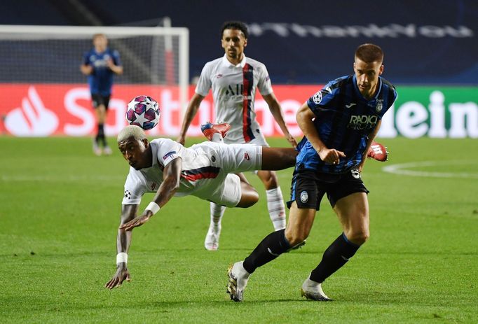 Presnel Kimpembe a Mario Pašalič ve čtvrtfinále LM Atalanta - Paris St. Germain