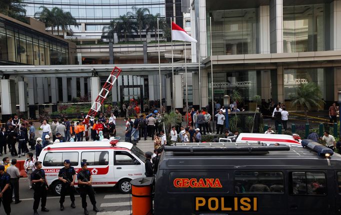 Před hotelem Marriott v indonéské Jakartě, kde explodovala bomba