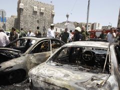 Zničené automobily po čtvrtečním výbuchu v Damašku.
