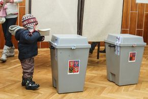 Češi volili prezidenta. První přišli politici, důchodci a matky s dětmi
