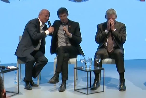 Michal Horáček, Marek Hilšer a Jiří Hynek (zleva) rozehrávají vtipnou etudu na prezidentské debatě.