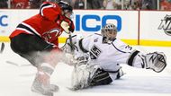 Jonathan Quick chytá střelecký pokus Zacha Pariseho. Právě Quick byl hlavním hrdinou večera. New Jersey bylo v útočné hře aktivnější, ale na amerického brankáře dlouho nedokázali najít recept.