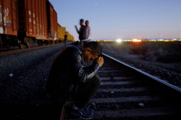 Migranti odpočívají během zastávky vlaku, který jede do Spojených států, na předměstí Ciudad Juarez nedaleko amerických hranic.