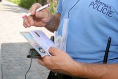 V Praze přibude 170 strážníků, do ulic musí úředníci