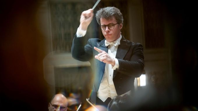 Dirigent Jakub Hrůša se na letošním ročníku Pražského jara představí ještě dvakrát. Bude také řečnit na konferenci.