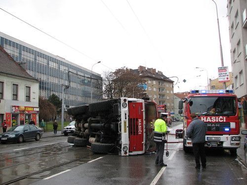 Nehoda hasičské cisterny v Brně