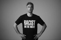 Rasismu stačí fakt málo. I škleb nebo zachechtání, burcují na videu novozélandské celebrity