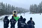 "Schluss" zní z německých sjezdovek. Policisté odsud vyhánějí lyžaře i sáňkaře