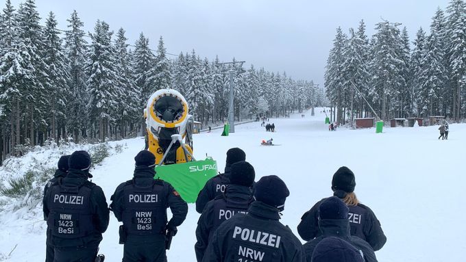 Policisté vyhánějí lyžaře a sáňkaře i z německých sjezdovek
